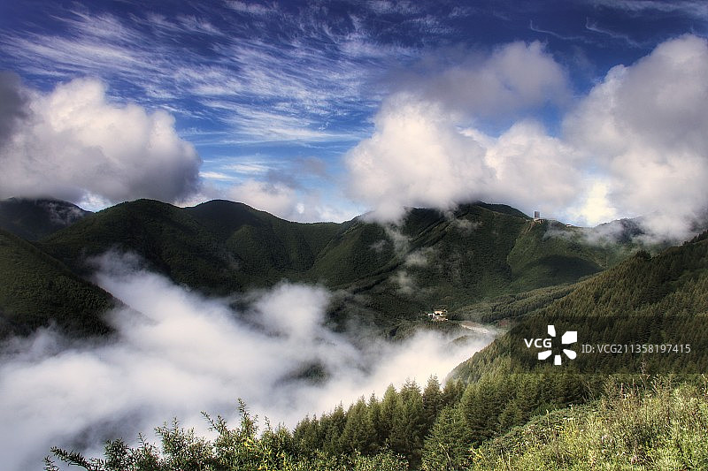 云腾雾绕六盘山图片素材