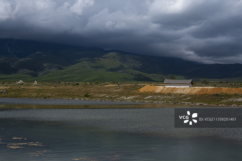 东巴谷景区附近的人工湖图片素材