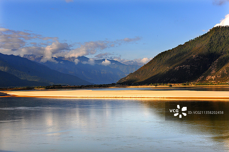 西藏林芝，尼洋河风光图片素材