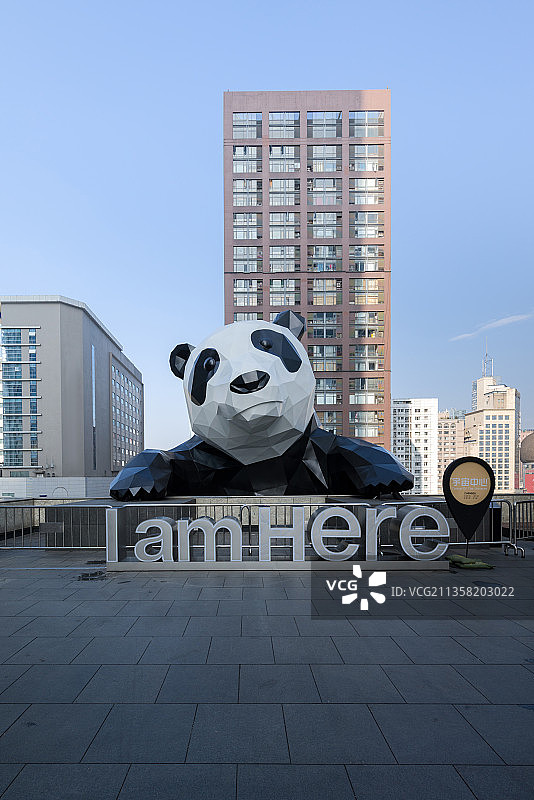 成都春熙路太古里IFS大熊猫雕像白昼晴天上午各个角度图片素材