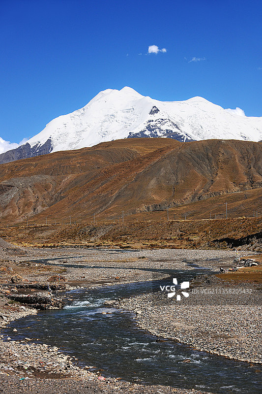 西藏山南，羊卓雍措风景。图片素材