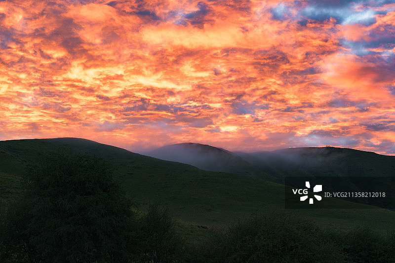 中国四川若尔盖草原日出的火烧云图片素材