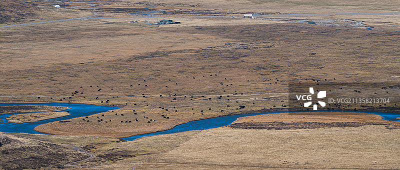 中国甘肃甘南州玛曲县阿万仓蜿蜒的河流图片素材