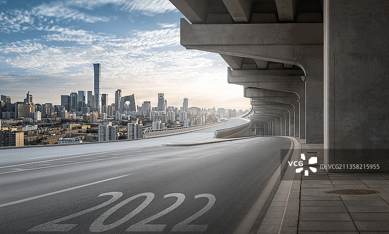 高架公路前的CBD商业建筑图片素材