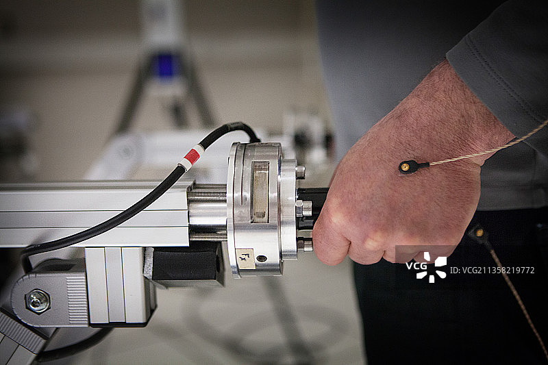 与人类互动，提供行走和站立辅助的移动机器人图片素材