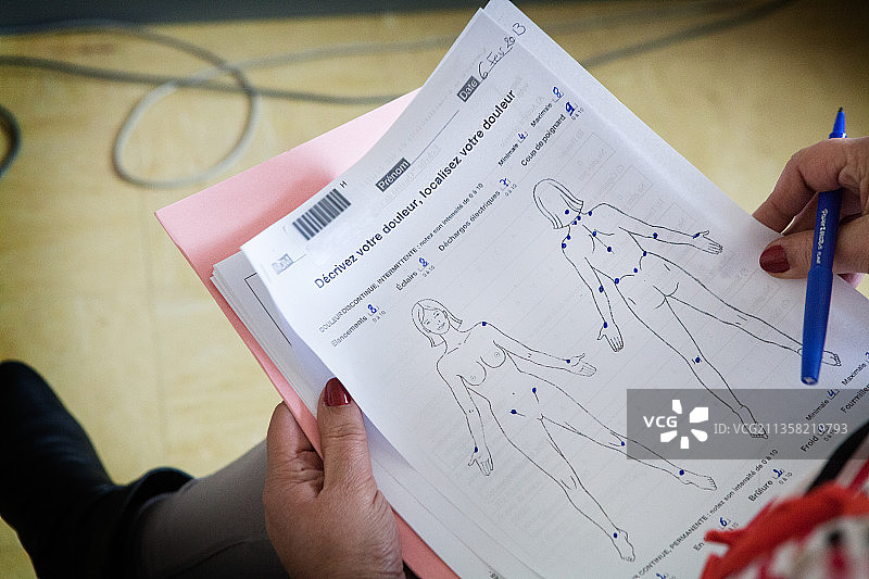 患者填写慢性疼痛评估表图片素材