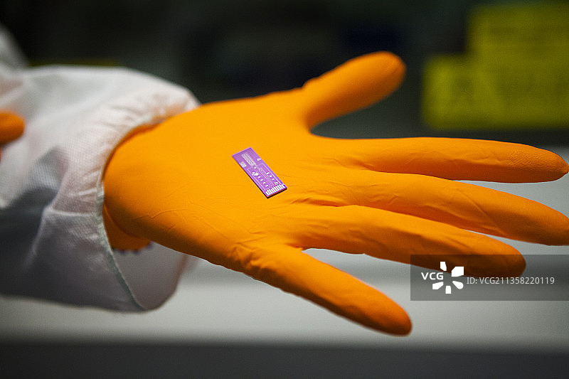 通过植入物监测人体新陈代谢，该植入物配备有5个生物传感器，能够检测葡萄糖或胆固醇等分子。图片素材