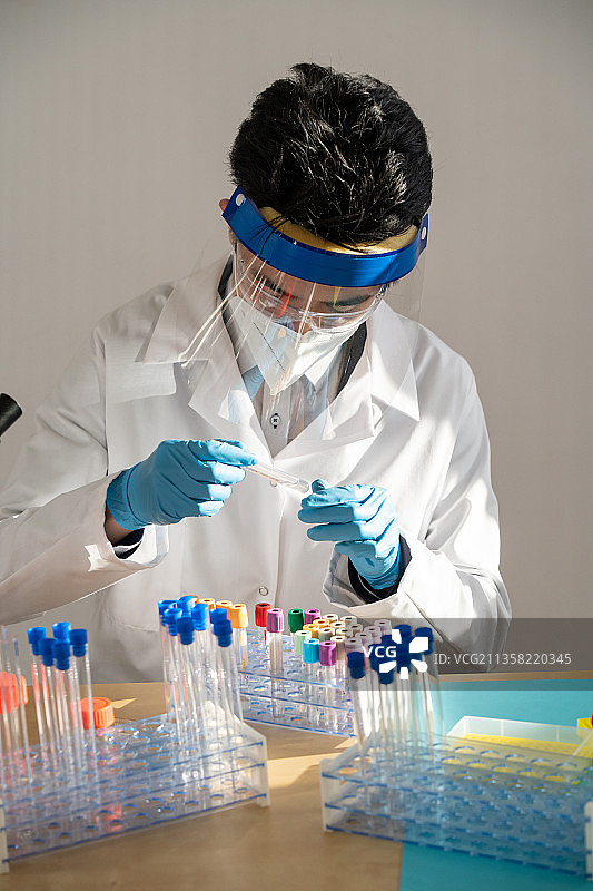 在实验室进行血液测试的实验室技术员图片素材
