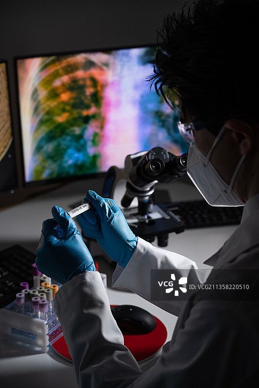 新冠筛查：血液检测与X光CT影像图片素材