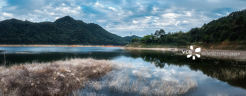 中国福建省龙岩市郊外的水库风光图片素材