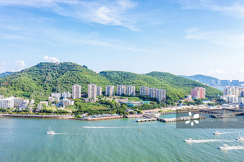 三亚市三亚湾半山半岛帆船港游艇码头图片素材