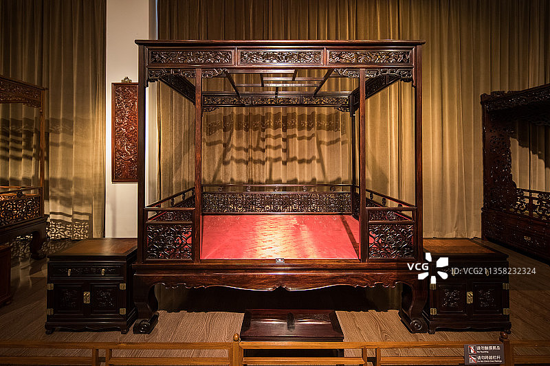 北京紫檀博物馆红木雕白鸟朝凤架子床图片素材