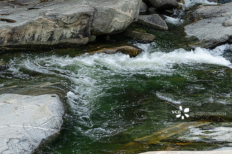 中国山东泰安天外村竹林寺黑龙潭阴阳界瀑布图片素材