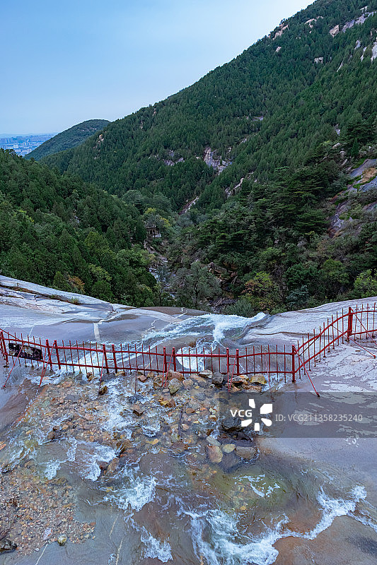 中国山东泰安天外村竹林寺黑龙潭阴阳界瀑布图片素材