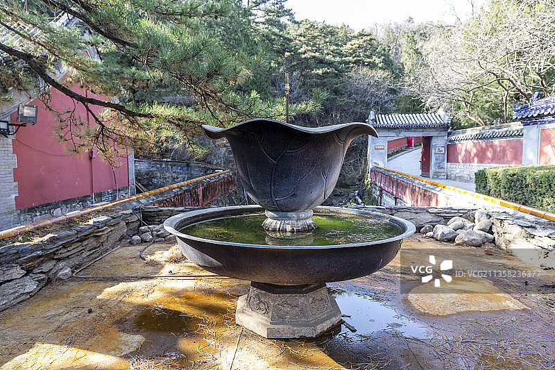 北京市门头沟区潭柘寺山门前的莲花水盆图片素材