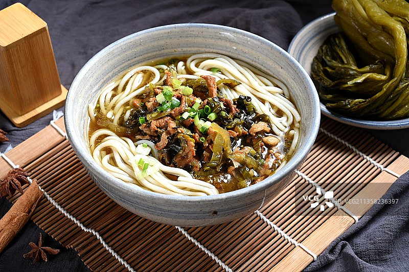 雪菜肉丝汤米粉图片素材