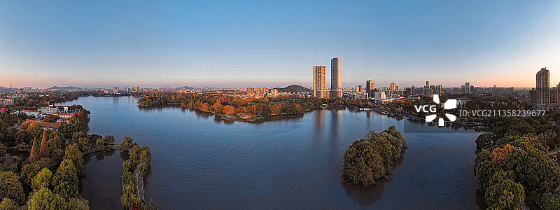 航拍视角下的的马鞍山市全景图片素材