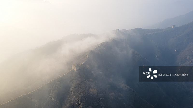 航拍云雾中的北京怀柔官地长城图片素材