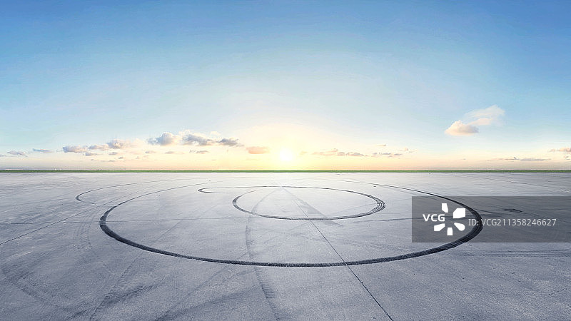 赛车比赛场地及刹车轮胎印图片素材