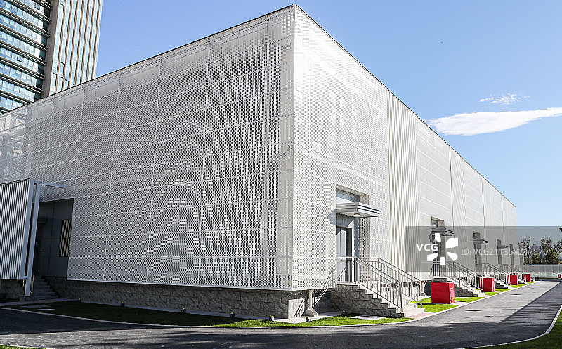 多个门的白色建筑图片素材