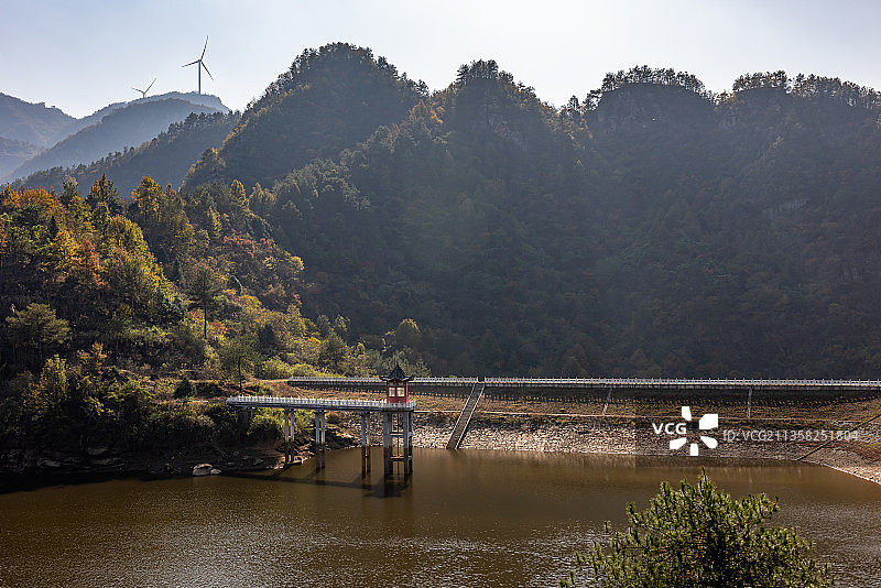 大山背景的水库图片素材