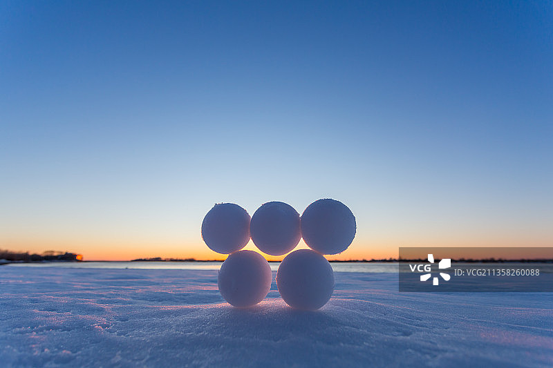 雪地里五个堆积的雪球图片素材