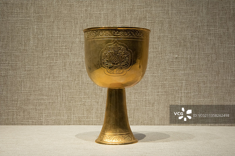 北京辽金城垣博物馆錾宝相花高足金杯西城月坛南街出土图片素材