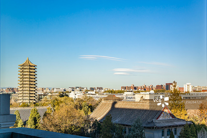 北京大学如笔博雅塔涂抹天空图片素材