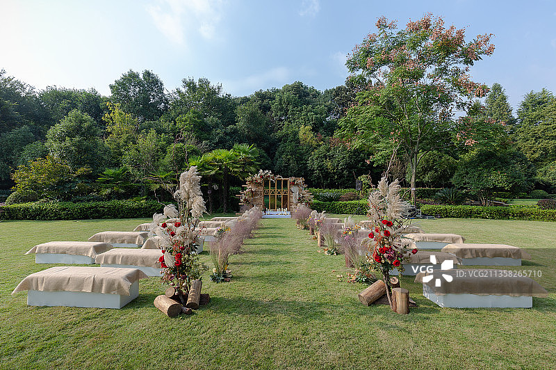 酒店花园户外婚礼场景图片素材