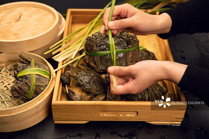 双手捆扎大闸蟹图片素材