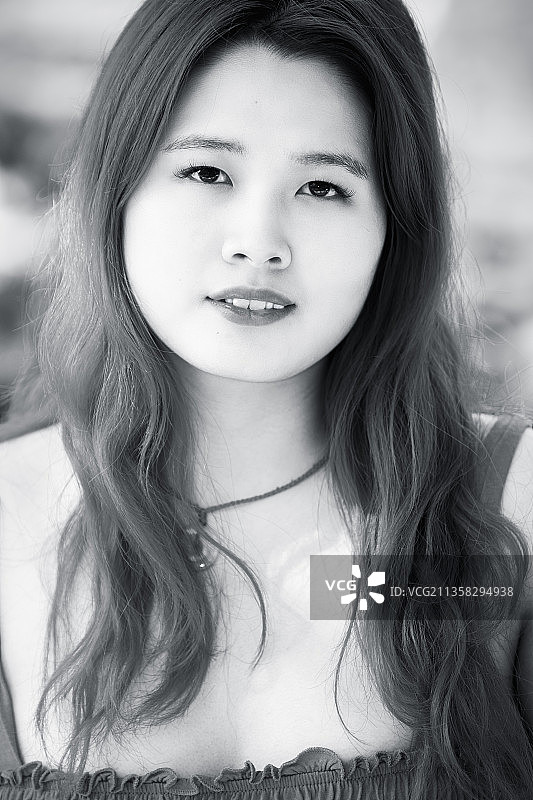 公园里的女子肖像图片素材