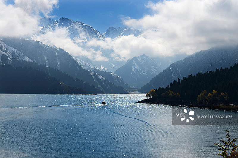2012年09月23日，新疆昌吉，秋天的天池居然下了一场大雪图片素材