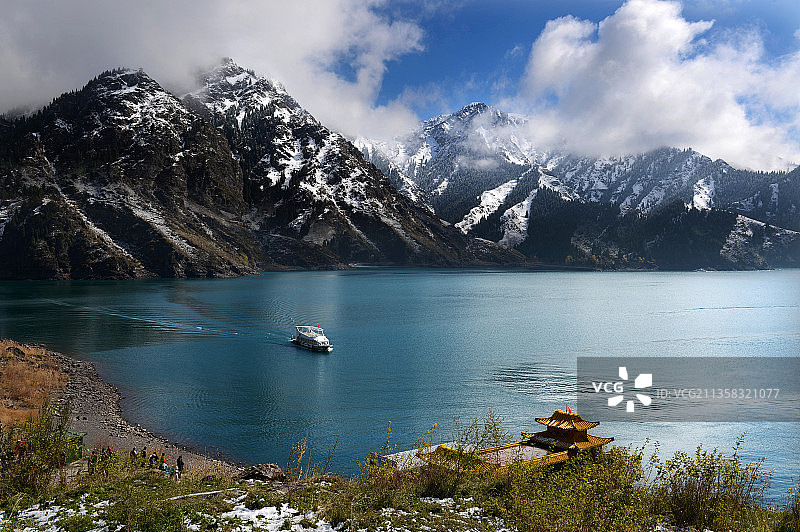 2012年09月23日，新疆昌吉，秋天的天池居然下了一场大雪图片素材