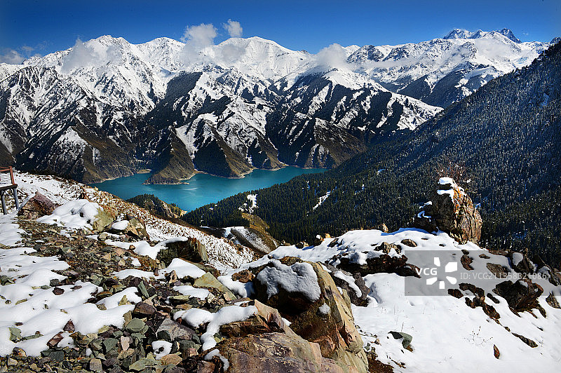 2012年09月23日，新疆昌吉，秋天的天池居然下了一场大雪图片素材