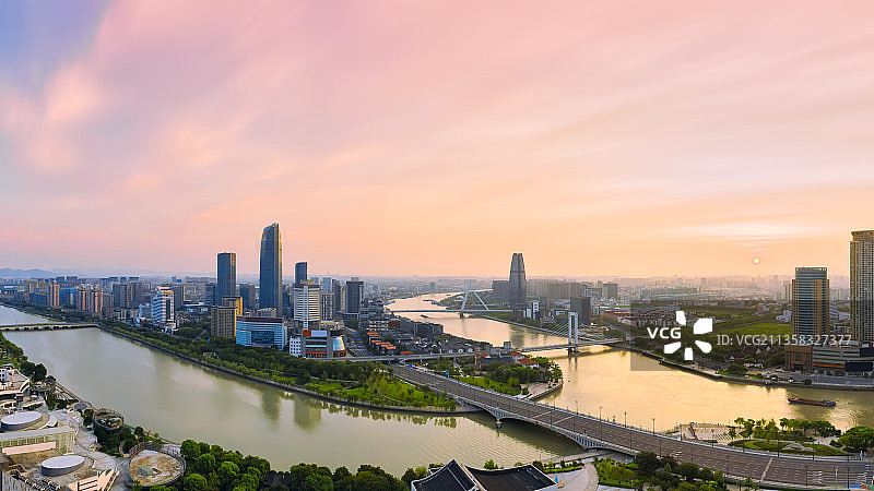 夏季早晨航拍浙江省宁波市江北区三江口绿地中心财富中心甬江全景图片素材