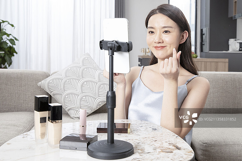 视频直播的年轻美女图片素材