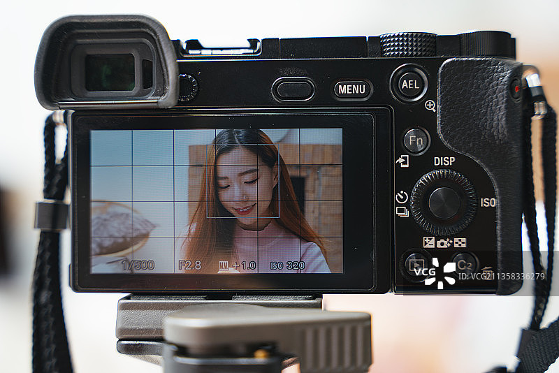 美丽的亚洲女人拍摄化妆品测试秀与相机视频。图片素材