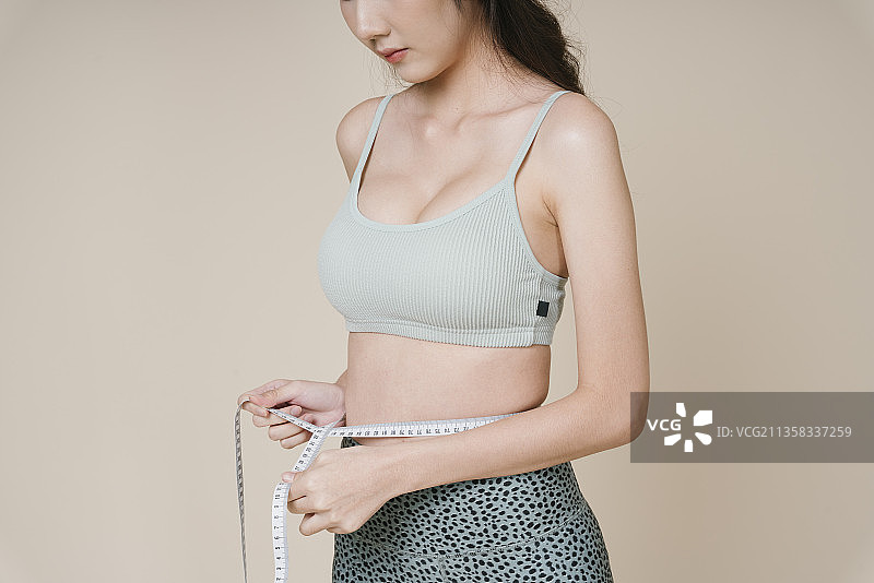 亚洲运动员的肖像运动妇女的身体测量。图片素材