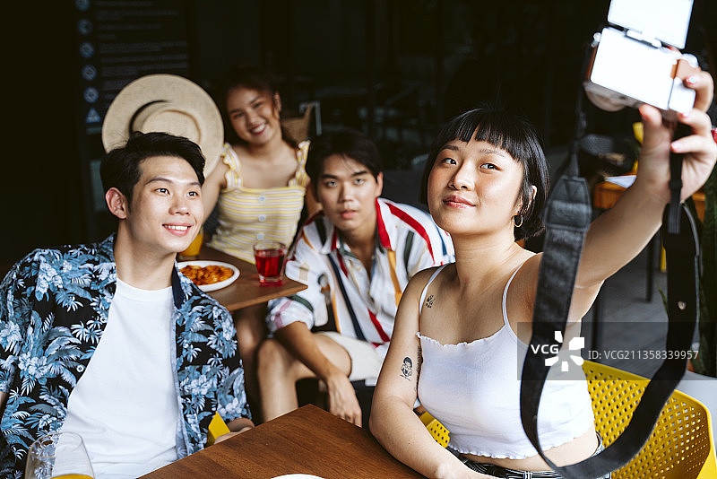 亚洲朋友在夏日聚会上合影。图片素材