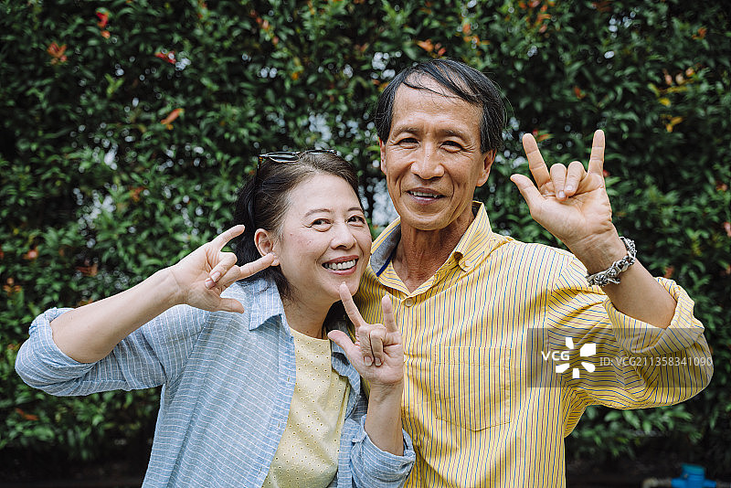 肖像有趣和快乐的亚洲资深夫妇在公园。图片素材