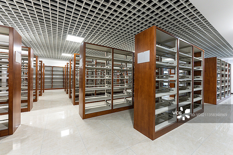 图书馆、图书库排列整齐的书架（空）图片素材