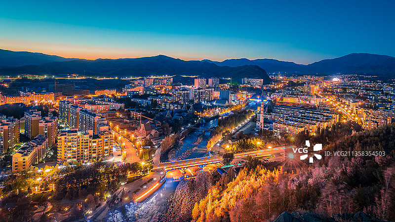 中国新疆阿勒泰市城市天际线全景风光夜景图片素材