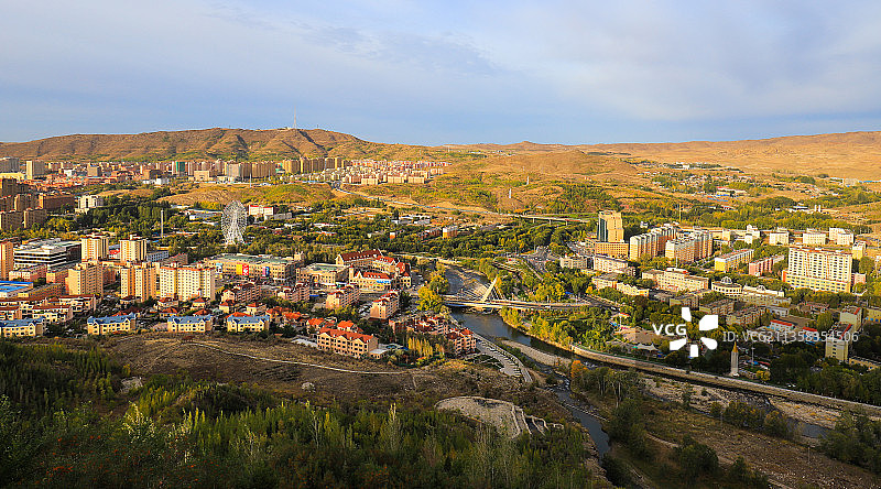 中国新疆阿勒泰市城市天际线全景风光图片素材