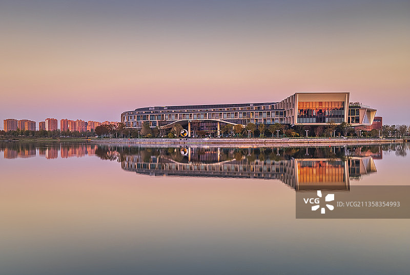 上海奉贤南桥上海之鱼建筑夕阳图片素材