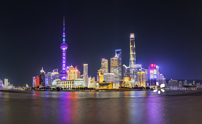 上海黄浦江外滩陆家嘴金融中心东方明珠电视塔图片素材