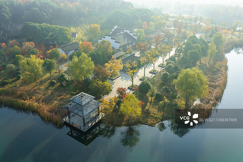 张家港香山湖清晨日出岛屿秋色蓝天绿水黄色的树林图片素材