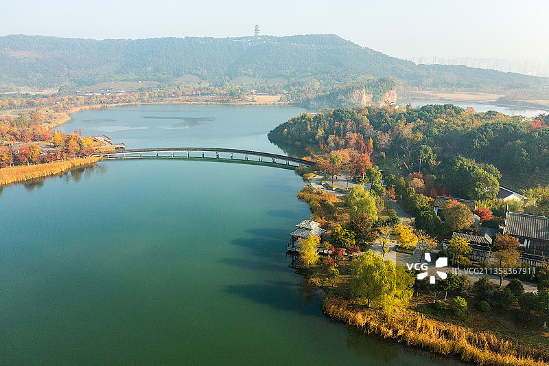 张家港香山湖清晨日出岛屿秋色蓝天绿水黄色的树林图片素材