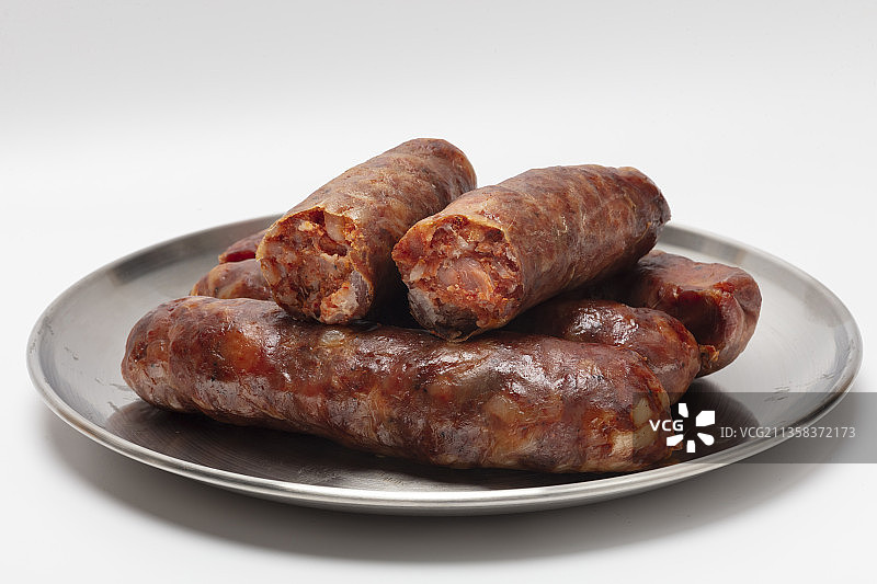 白色背景，一盘香肠图片素材