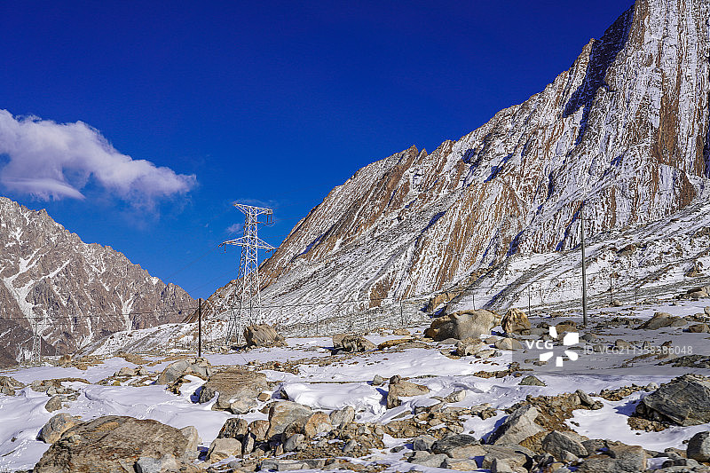新疆帕米尔高原雪山上，高原电力输电线，输电塔，电力设施设备图片素材