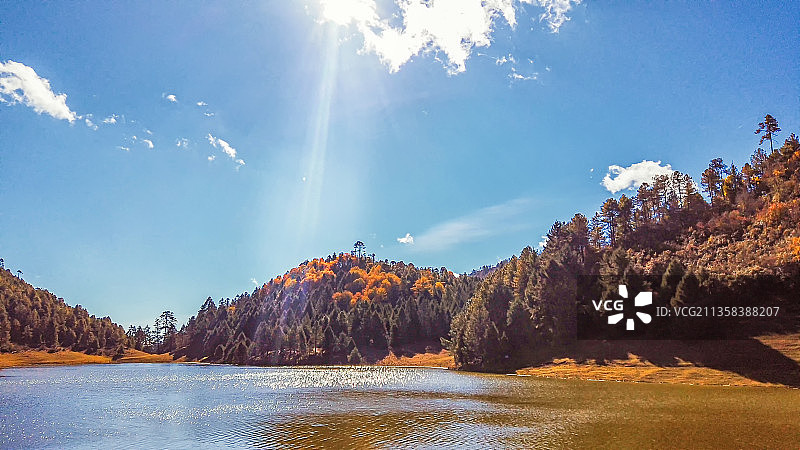 云南兰坪富和风景区天湖风光日落的雾湖图片素材